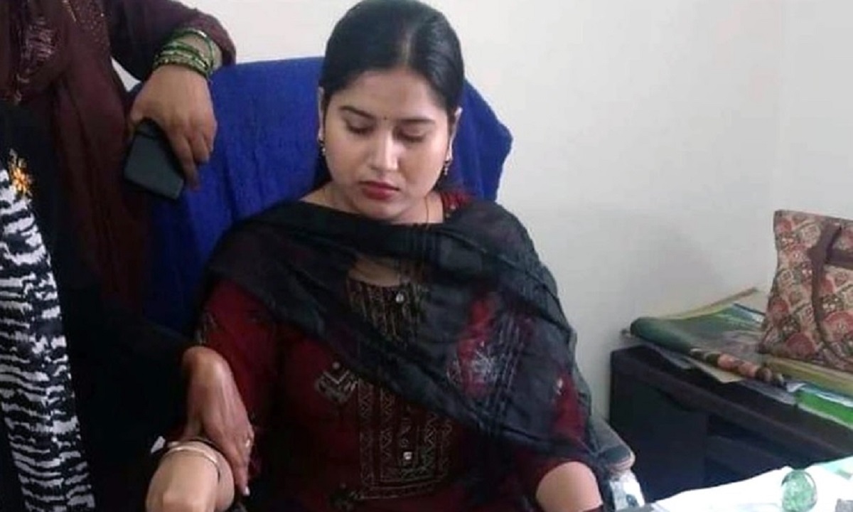 সরকারি চাকরিতে যোগ দিয়ে প্রথম দিনই ঘুষ নিতে গিয়ে ধরা!