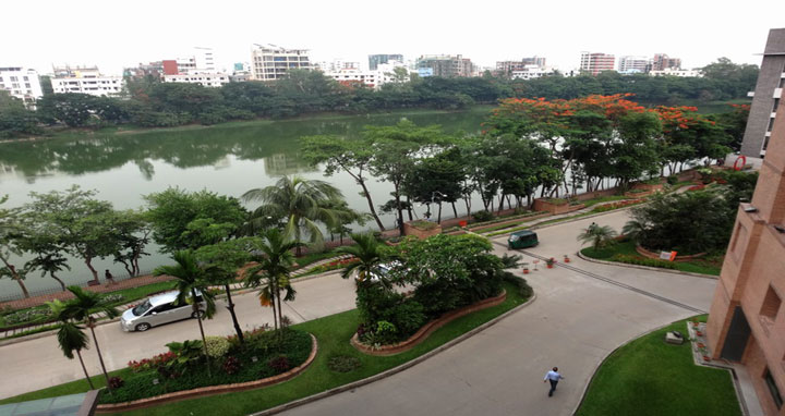 ঢাকা ছাড়ছে মানুষ, বায়ুর মানের উন্নতি