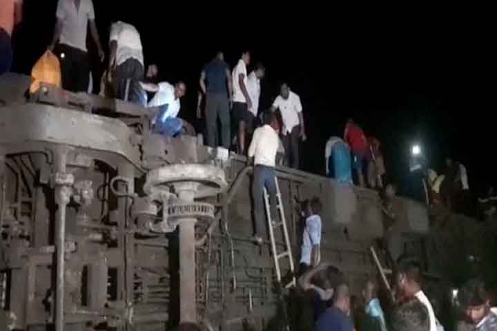 ভারতে ট্রেন দুর্ঘটনা: তথ্য পেতে বাংলাদেশিদের জন্য হটলাইন নম্বর