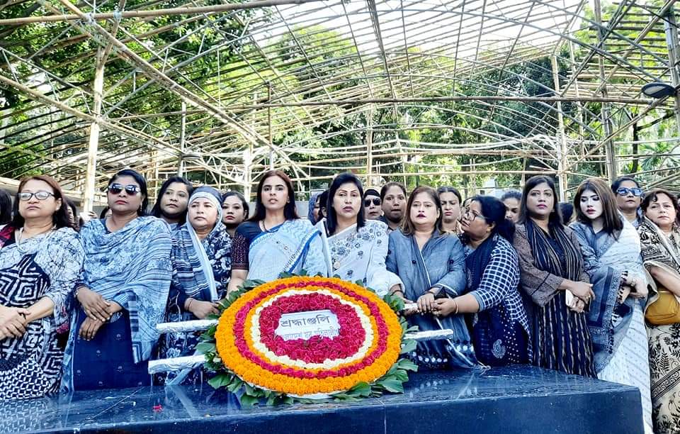 বঙ্গবন্ধুর প্রতিকৃতিতে যুব মহিলা লীগের শ্রদ্ধা