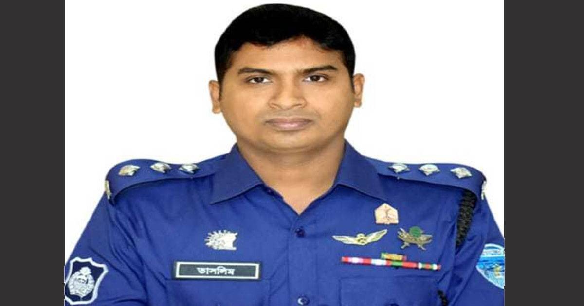 Police officer accused of assaulting tourists in Noakhali