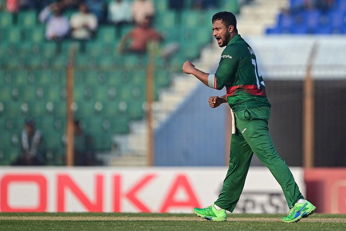 বিশ্বকাপের মাঝেই সাকিব হঠাৎ দেশে!