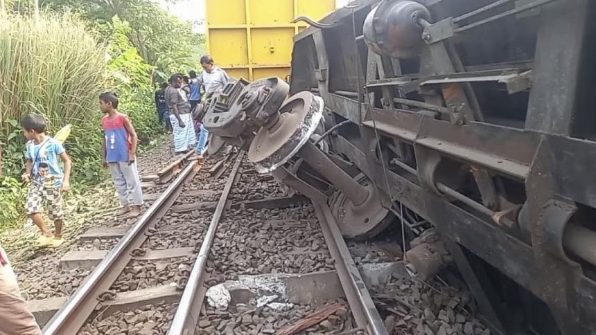 Dhaka‍‍`s rail link with northern regions disrupted as train derails in Natore