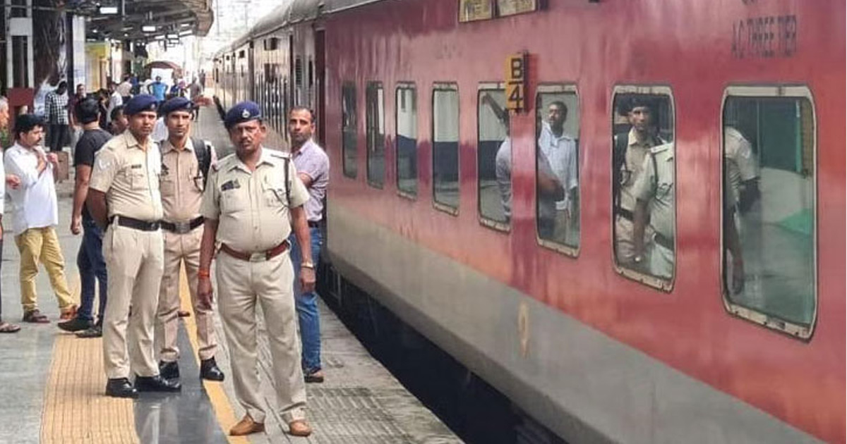 চলন্ত ট্রেনে নিরাপত্তাকর্মীর গুলিতে পুলিশ কর্মকর্তাসহ নিহত ৪