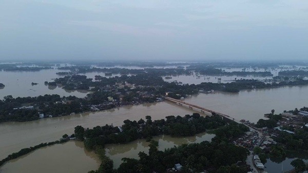 বাঁধ ভেঙ্গে নেত্রকোনার নিম্নাঞ্চল প্লাবিত