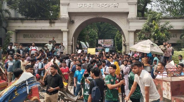 রাজধানীর বিভিন্ন পয়েন্ট অবরুদ্ধ করেছে সাত কলেজ শিক্ষার্থীরা