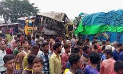 বাস-ট্রাক মুখোমুখি সংঘর্ষ, শিশুসহ নিহত ৪