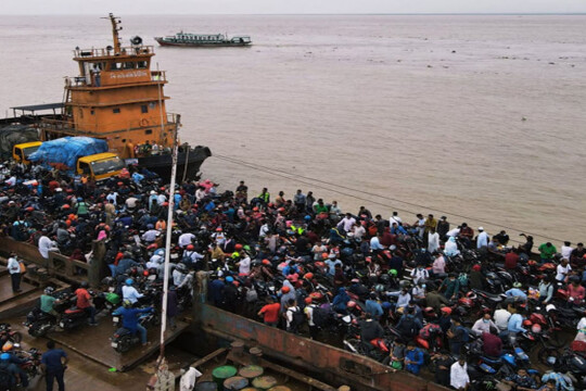 Holidaymakers crammed  into ferries, launches