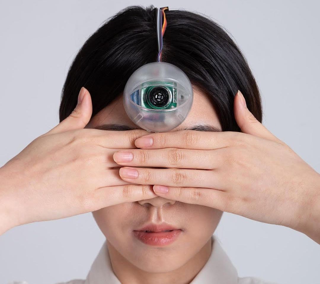 S.Korean designer creates 'Third Eye' for 'smartphone zombies'