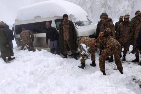 21 dead in Pakistan as heavy snow traps them in their vehicles