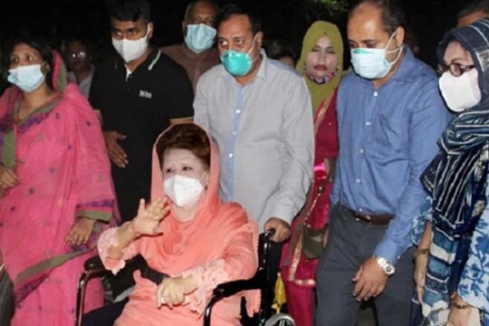 Khaleda Zia readmitted to hospital