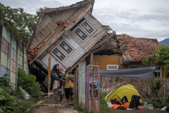 Magnitude 6.1 quake hits Indonesia's West Java