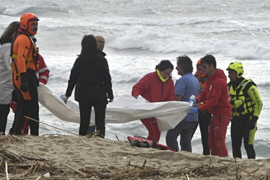 Italy migrant boat shipwreck: Nearly 60 killed off Calabria coast