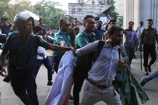 Police charge batons on protesting job seekers