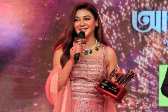 Jaya bags Anandalok Best Actress award
