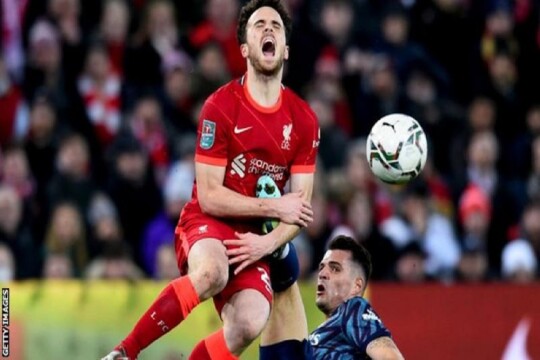 10-man Arsenal frustrate Liverpool