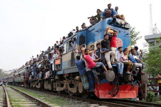 Eid journey: Huge crowd on last day to board on train