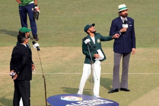 Pakistan win toss, opt to bat first