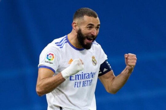 Benzema scores as Real hold on to go top