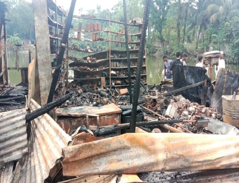 10 commercial institutions burnt to ashes in fire in Bhola