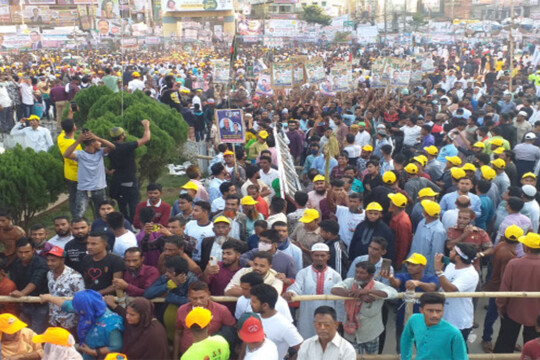 Thousands gather at BNP rally venue in Cumilla