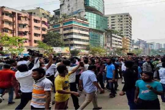 BNP activists clash with police in Nayapaltan