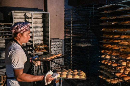 Philippine bakeries shrink ‍‍`poor man‍‍`s bread‍‍` as inflation bites