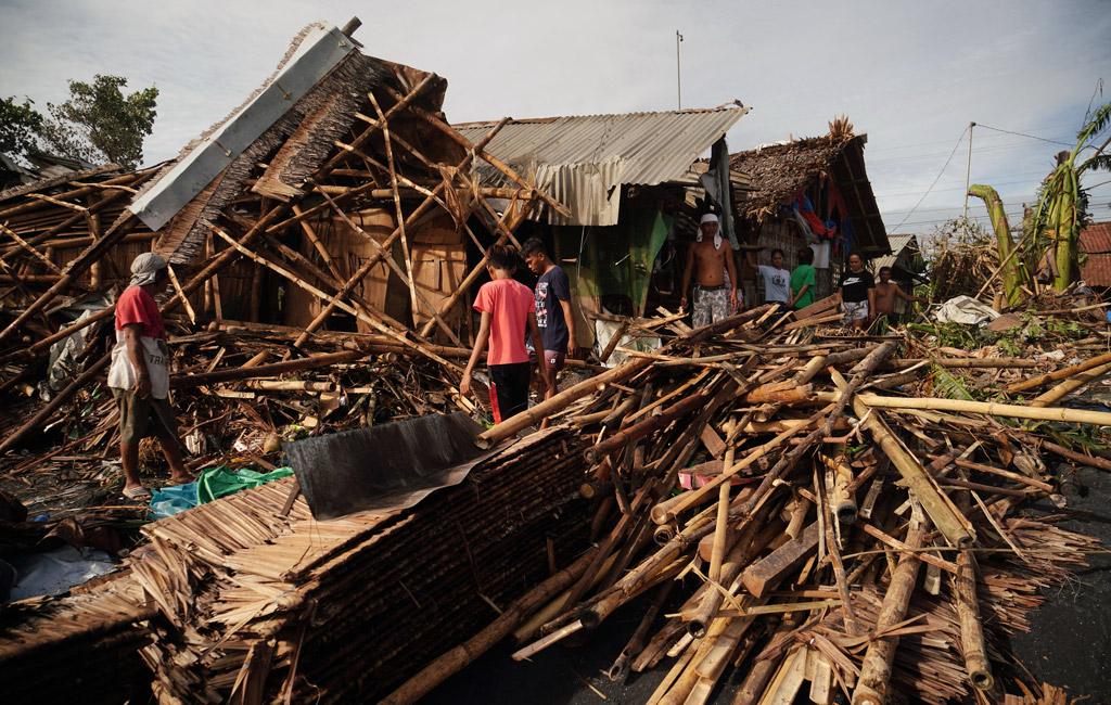 20 dead as typhoon batters the Philippines
