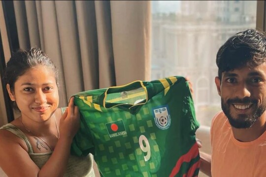 Indian girl loves Bangladesh jersey