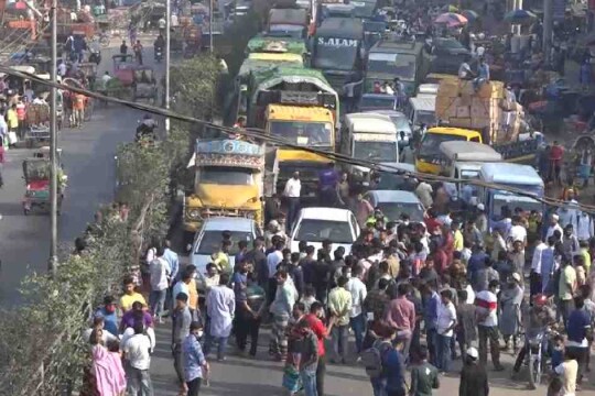 Counter-protest: DU admission seekers block Dhaka-Aricha highway