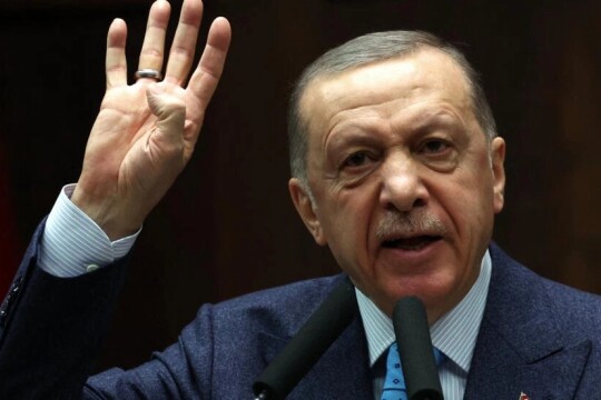 Erdogan takes early lead in Turkish election