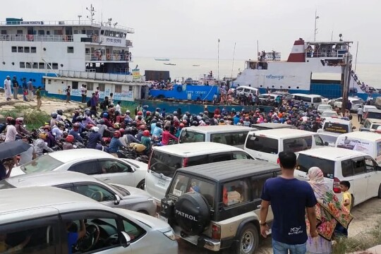 Return rush at Paturia ferry terminal