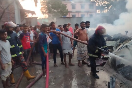 Fire breaks out at Gazipur jute warehouse, situation under control with efforts of 4 fire service units