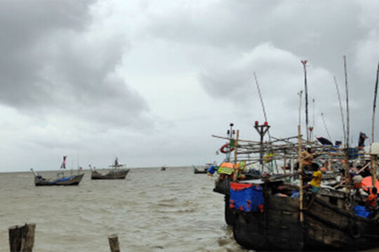 21 rescued, fisherman missing as trawler capsizes at Mongla port