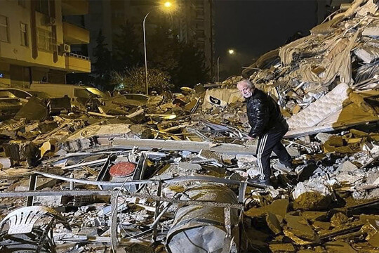 Powerful quake kills at least 560 people in Turkey, Syria