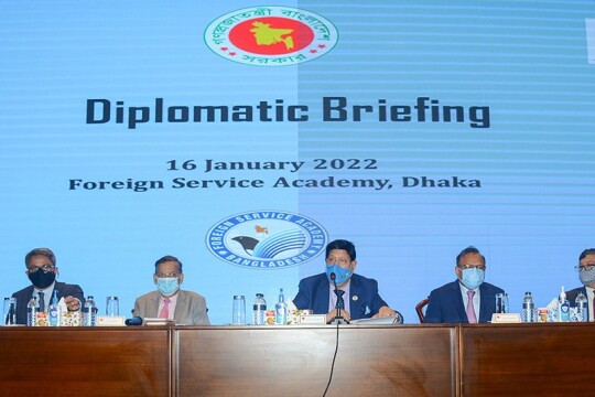 Govt is pledge-bound to uphold constitution, FM says diplomats