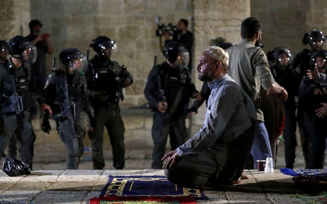 Palestinian shot dead after stabbing Israeli officer
