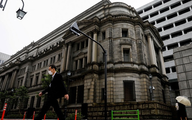 Japan to extend foreigner entry curb on omicron concerns