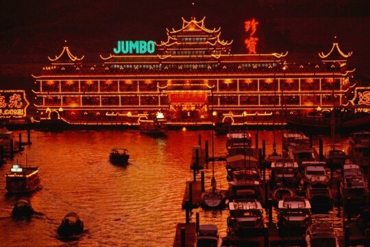 Iconic HK floating Jumbo restaurant sinks