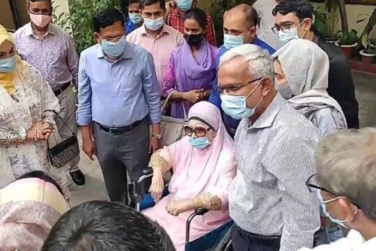 Khaleda Zia returns home from hospital after 5 days