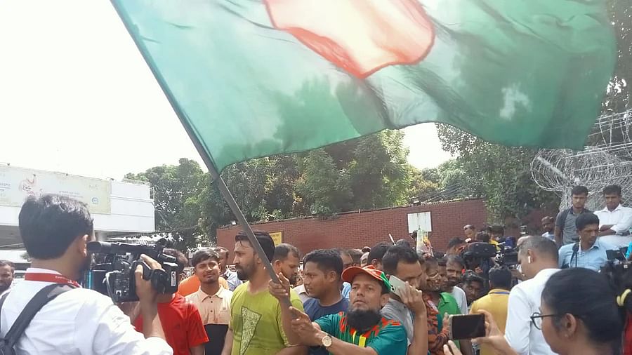 Crowd pour in to airport to welcome SAFF champions