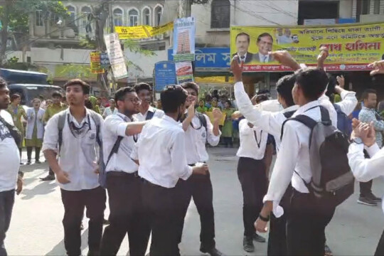 Students block road in Mohammadpur demanding ‘half pass’