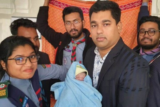 Woman gives birth to a baby boy in metro rail station