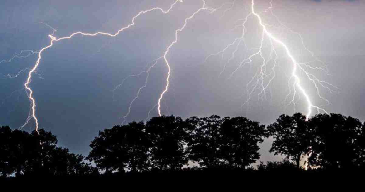 Brace for showers with intense lightning in 24 hours!