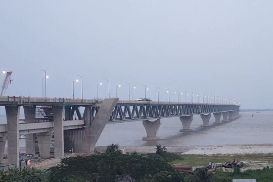 Installation of rail tracks on Padma Bridge begins