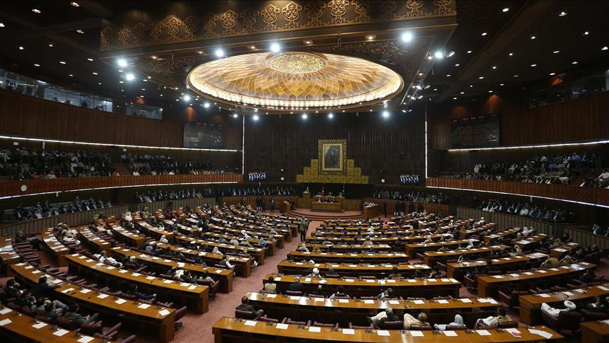 Pakistan president approves dissolution of assembly