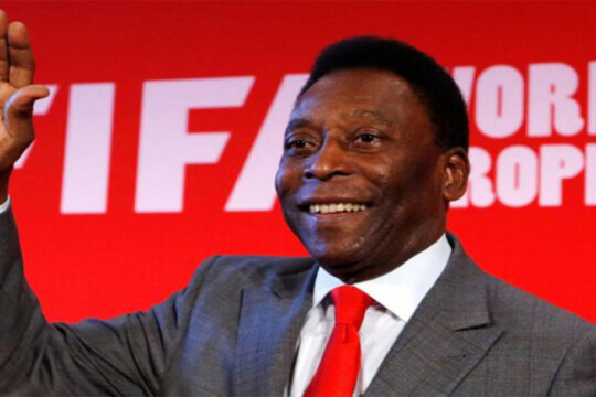 Pelé back in hospital to regulate medication