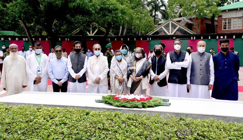 PM, family members offer prayers at Bangabandhu's mausoleum