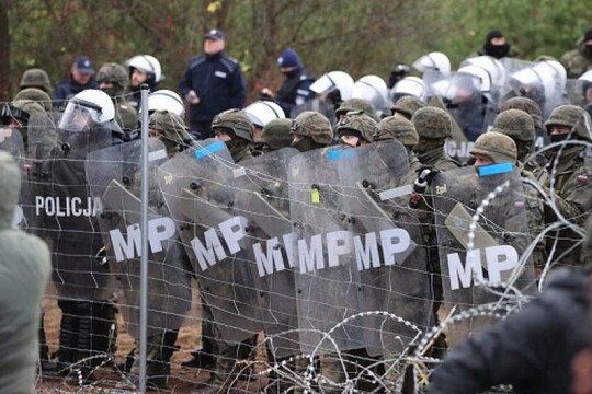 Poland blocks hundreds of migrants at Belarus border