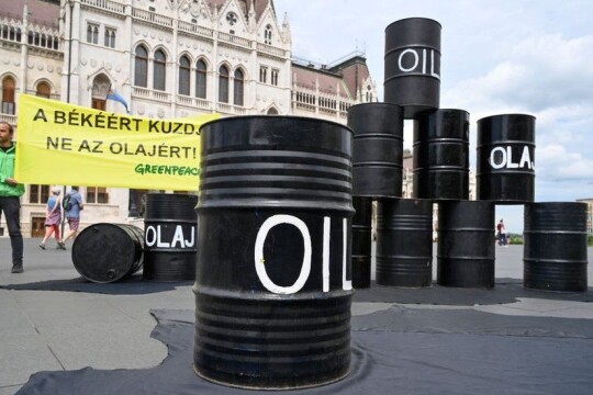 EU agrees compromise deal on banning Russian oil imports